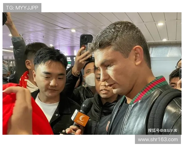 巴萨到达阿尔瓦塞特百余人接机